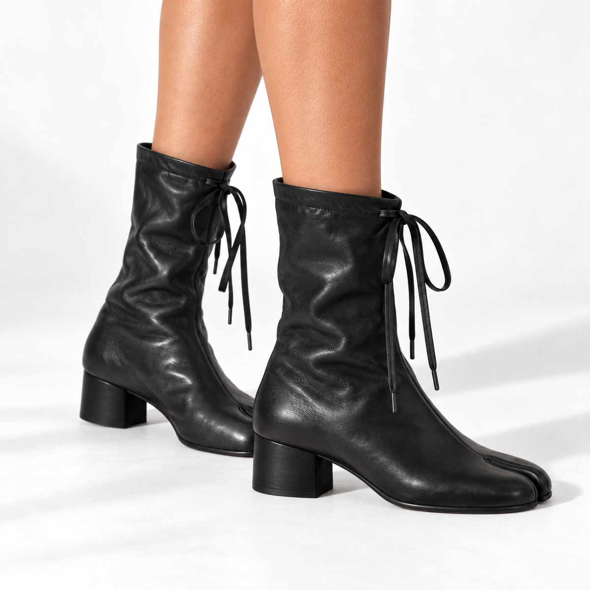 Bottines à talon bloc mi-mollet, bout fendu et manchette à nouer pour femme