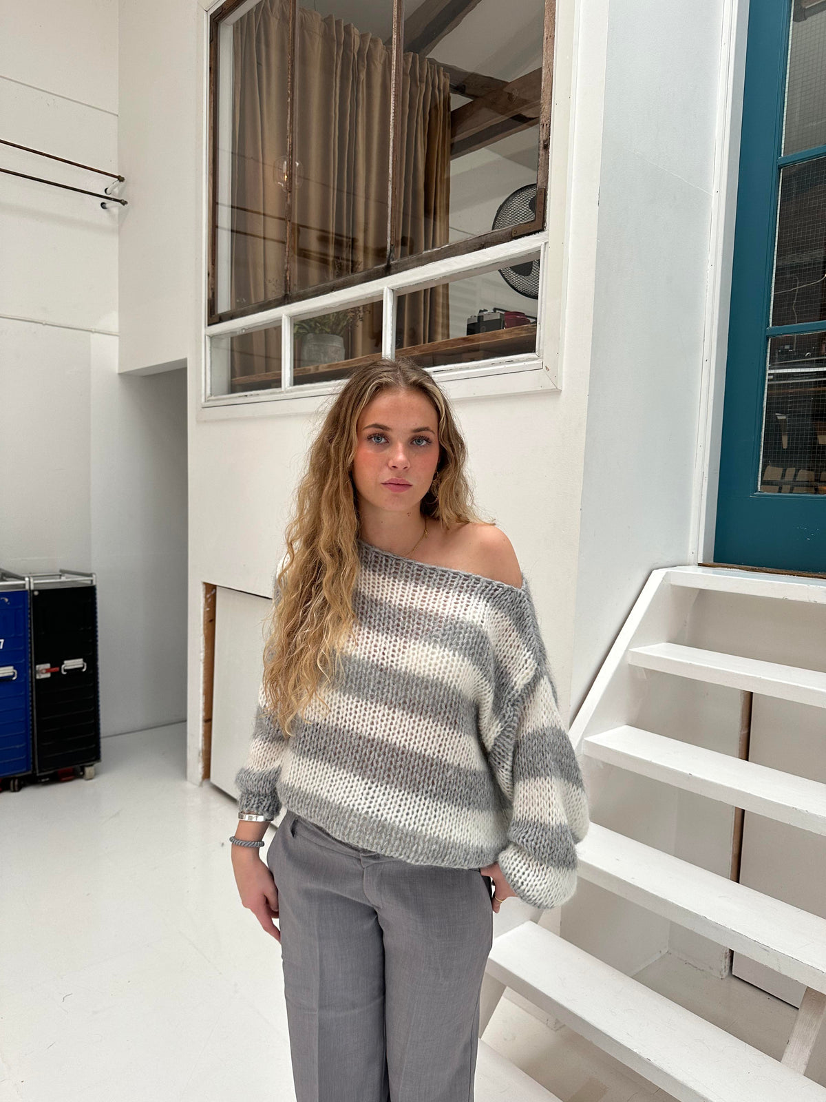 Women's oversized open-knit sweater with horizontal stripes, crew neckline and long sleeves
