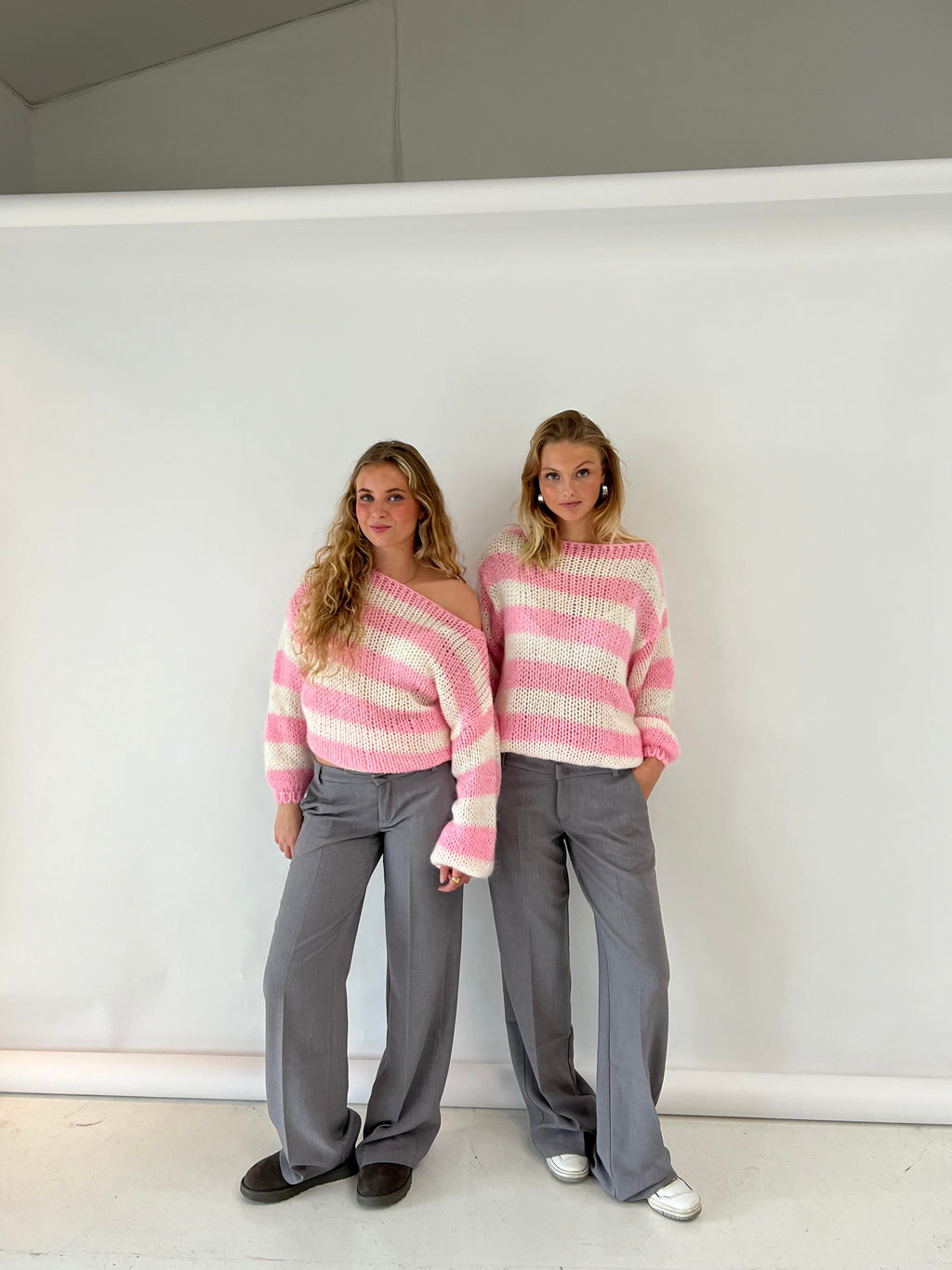 Women's oversized open-knit sweater with horizontal stripes, crew neckline and long sleeves