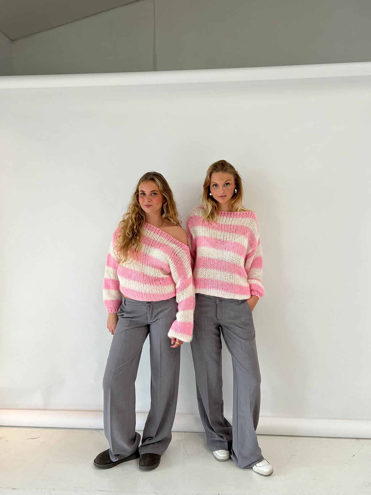 Women's oversized open-knit sweater with horizontal stripes, crew neckline and long sleeves