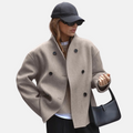 Manteau court femme à col montant et double boutonnage