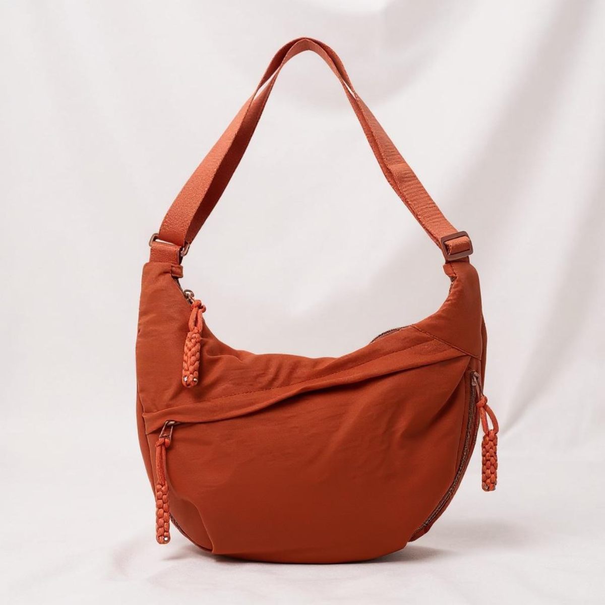 Sac bandoulière demi-lune sportif pour femme