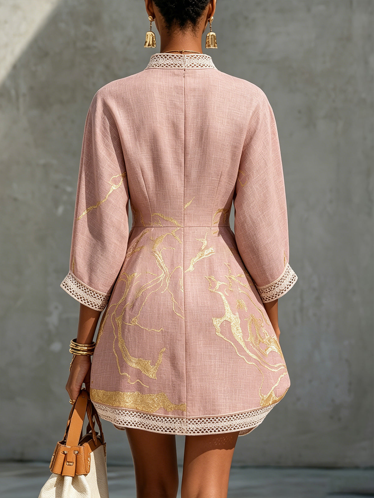 Mini-robe femme à imprimé marbré, bordure crochet et col en V