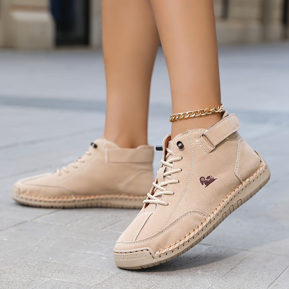 Women's ankle-high lace-up sneakers with rounded toes, ankle straps and contrast soles