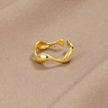 Bague ouverte sculpturale en forme de vague torsadée