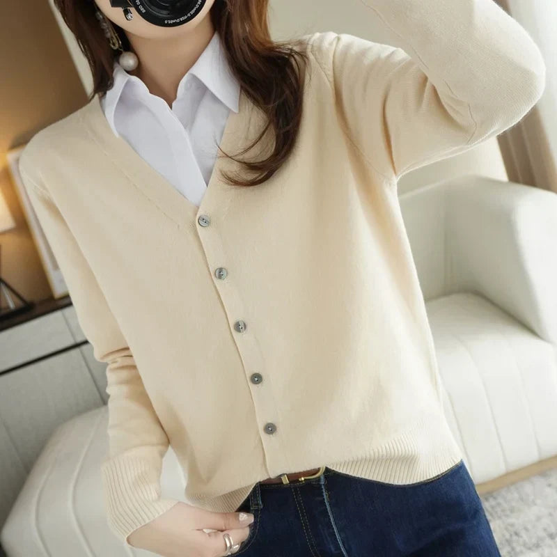 Women's V-neck button cardigan with long sleeves and ribbed trims