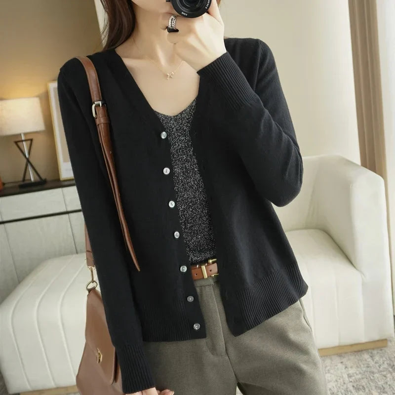 Women's V-neck button cardigan with long sleeves and ribbed trims