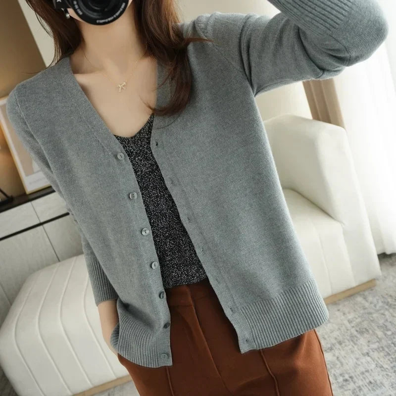 Women's V-neck button cardigan with long sleeves and ribbed trims