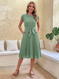 Robe midi plissée à manches courtes et à taille nouée