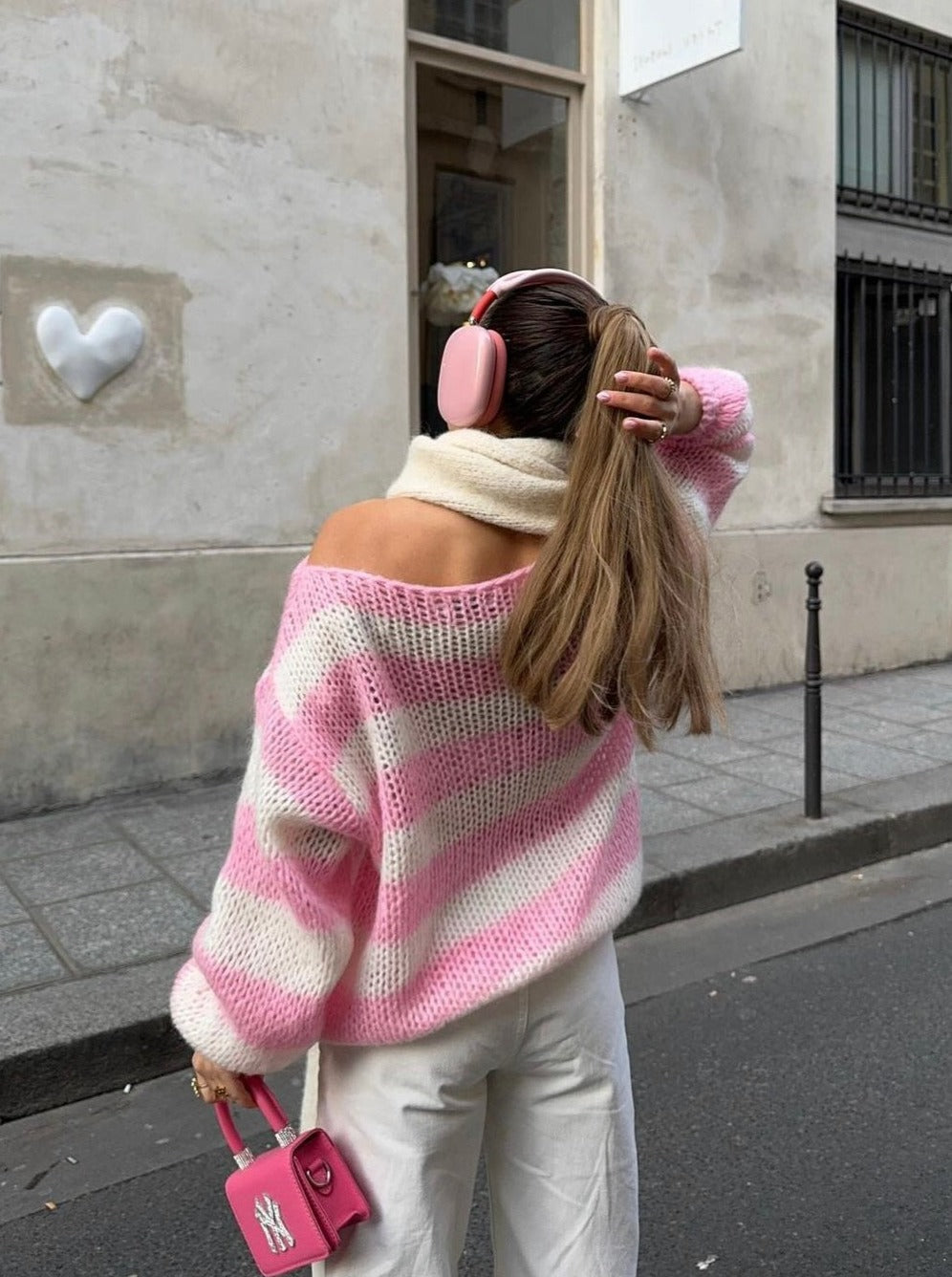 Women's oversized open-knit sweater with horizontal stripes, crew neckline and long sleeves