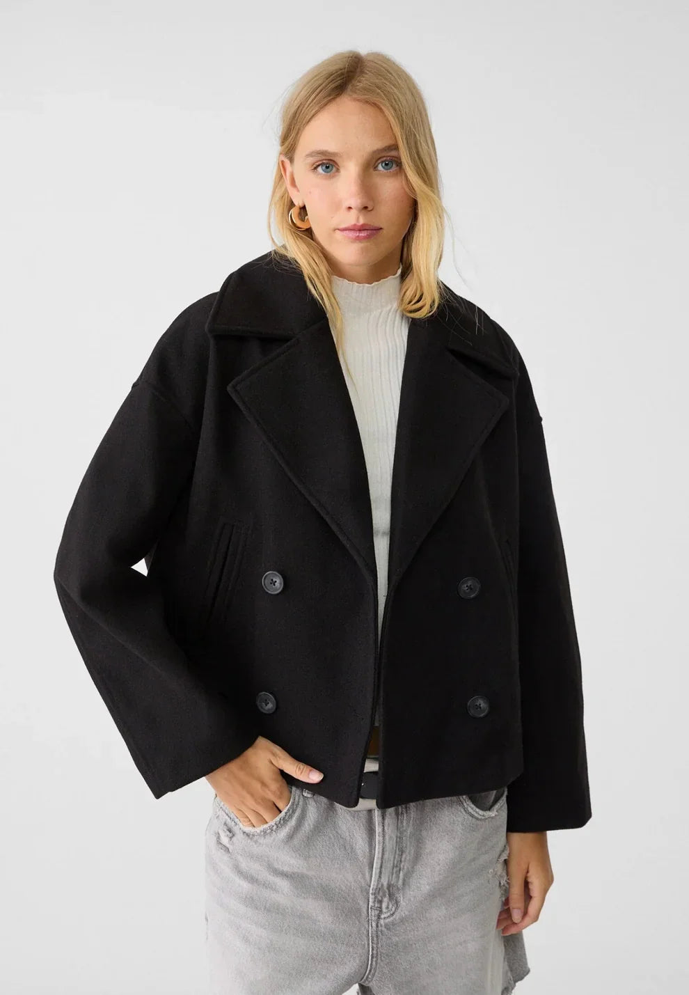 Women's short double-breasted jacket with notched lapels and long sleeves