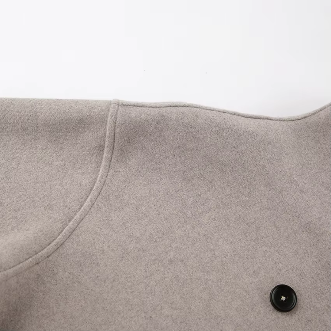 Manteau court femme à col montant et double boutonnage
