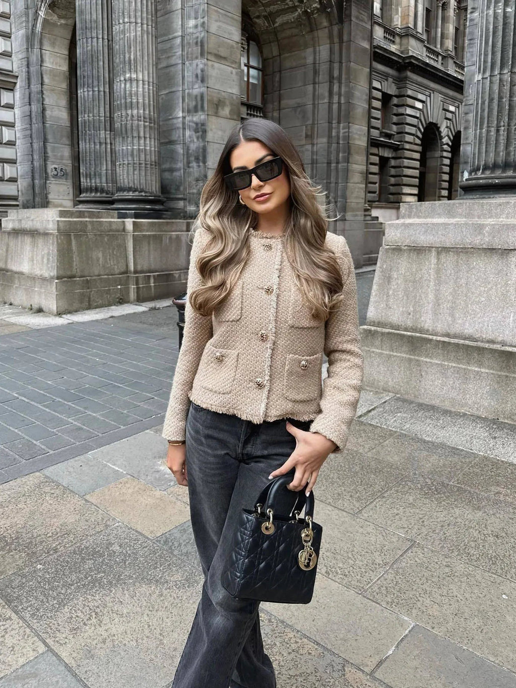 Veste en tweed pour femme à bords effilochés et boutons décoratifs audacieux