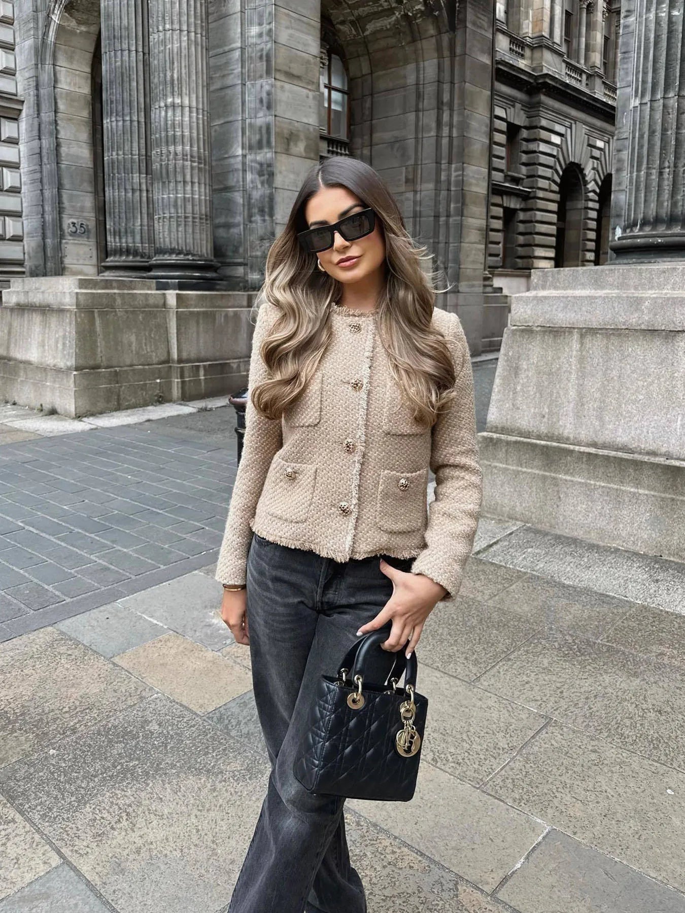 Veste en tweed pour femme à bords effilochés et boutons décoratifs audacieux