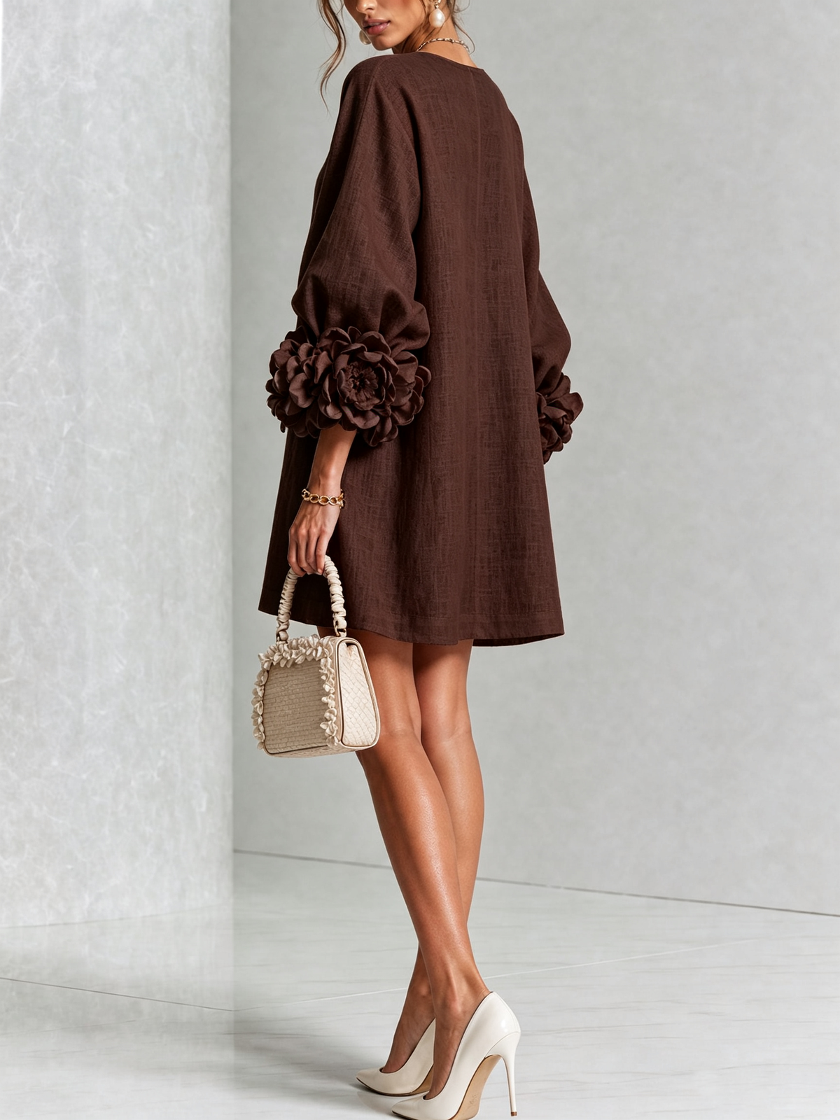 Robe courte droite pour femme à manches ballon et poignets ornés de rosettes