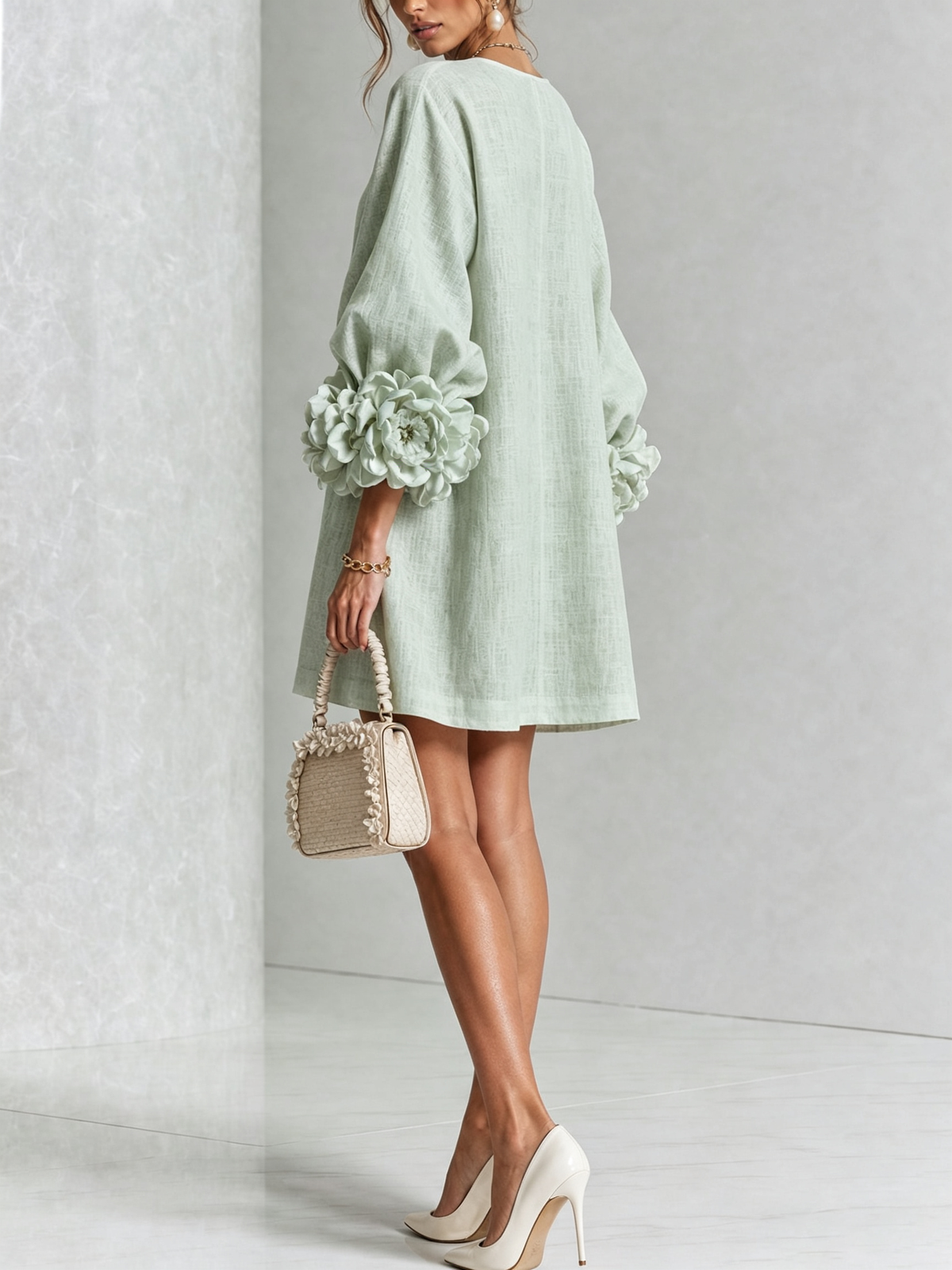 Robe courte droite pour femme à manches ballon et poignets ornés de rosettes