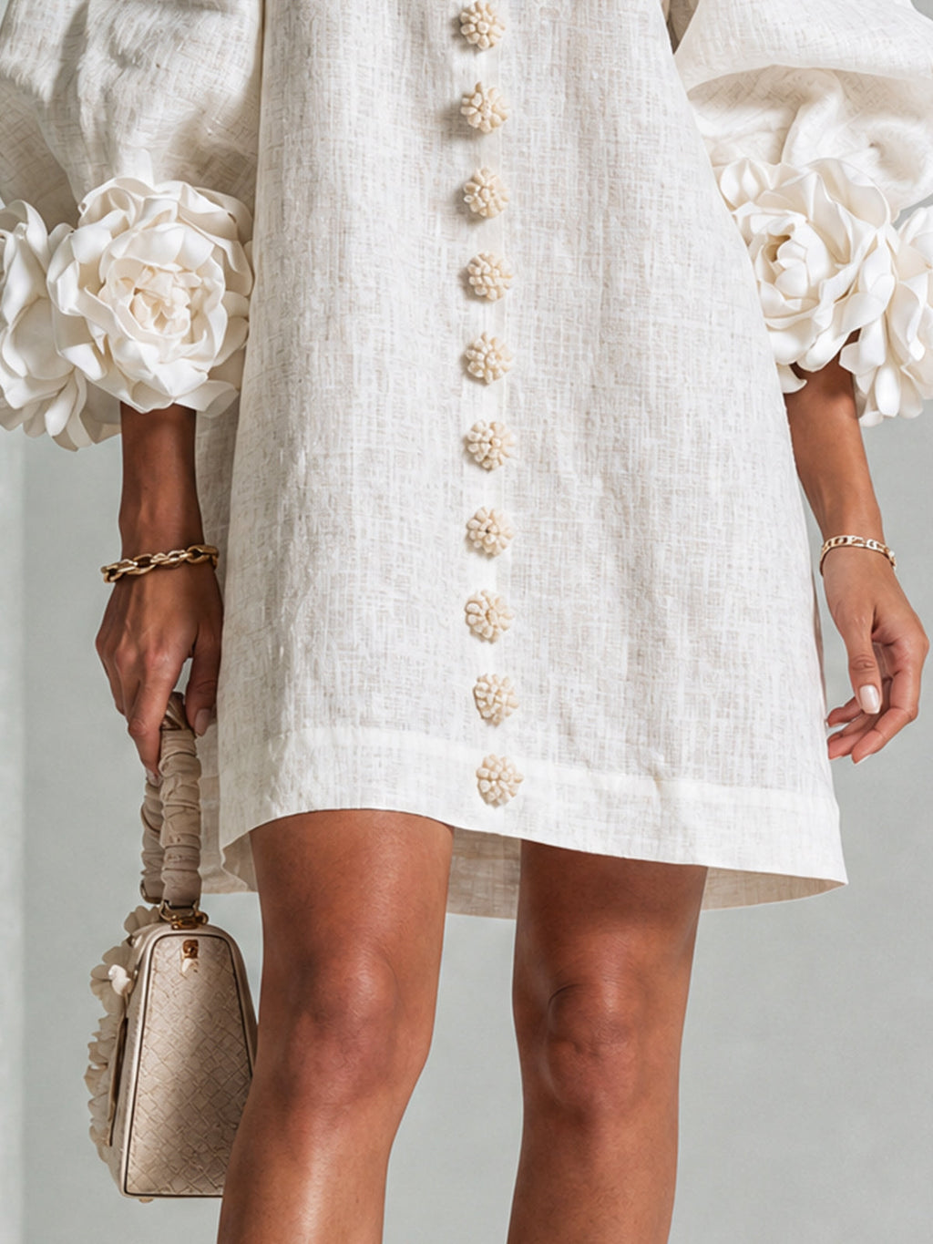 Robe courte droite pour femme à manches ballon et poignets ornés de rosettes