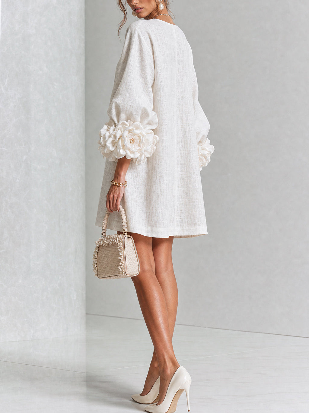Robe courte droite pour femme à manches ballon et poignets ornés de rosettes
