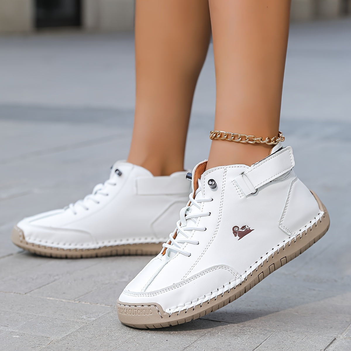 Women's ankle-high lace-up sneakers with rounded toes, ankle straps and contrast soles