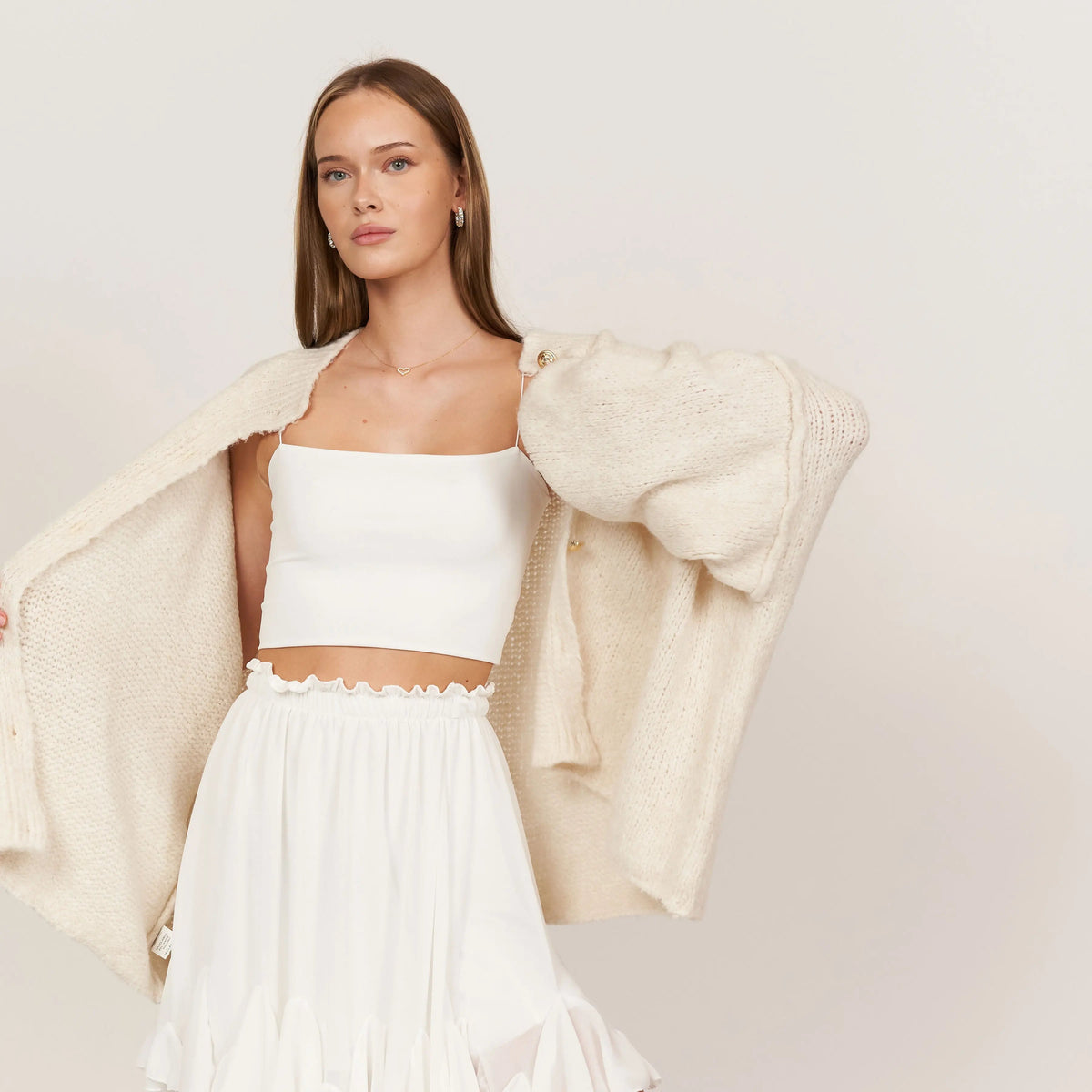Women's oversized chunky knit cardigan with long sleeves and gold-tone buttons