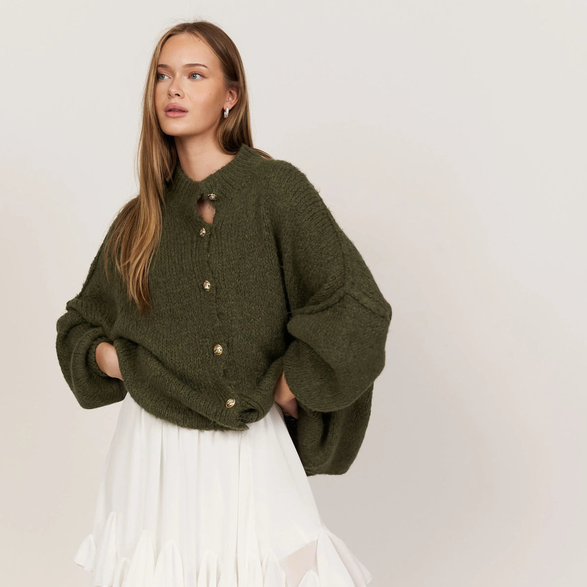 Women's oversized chunky knit cardigan with long sleeves and gold-tone buttons