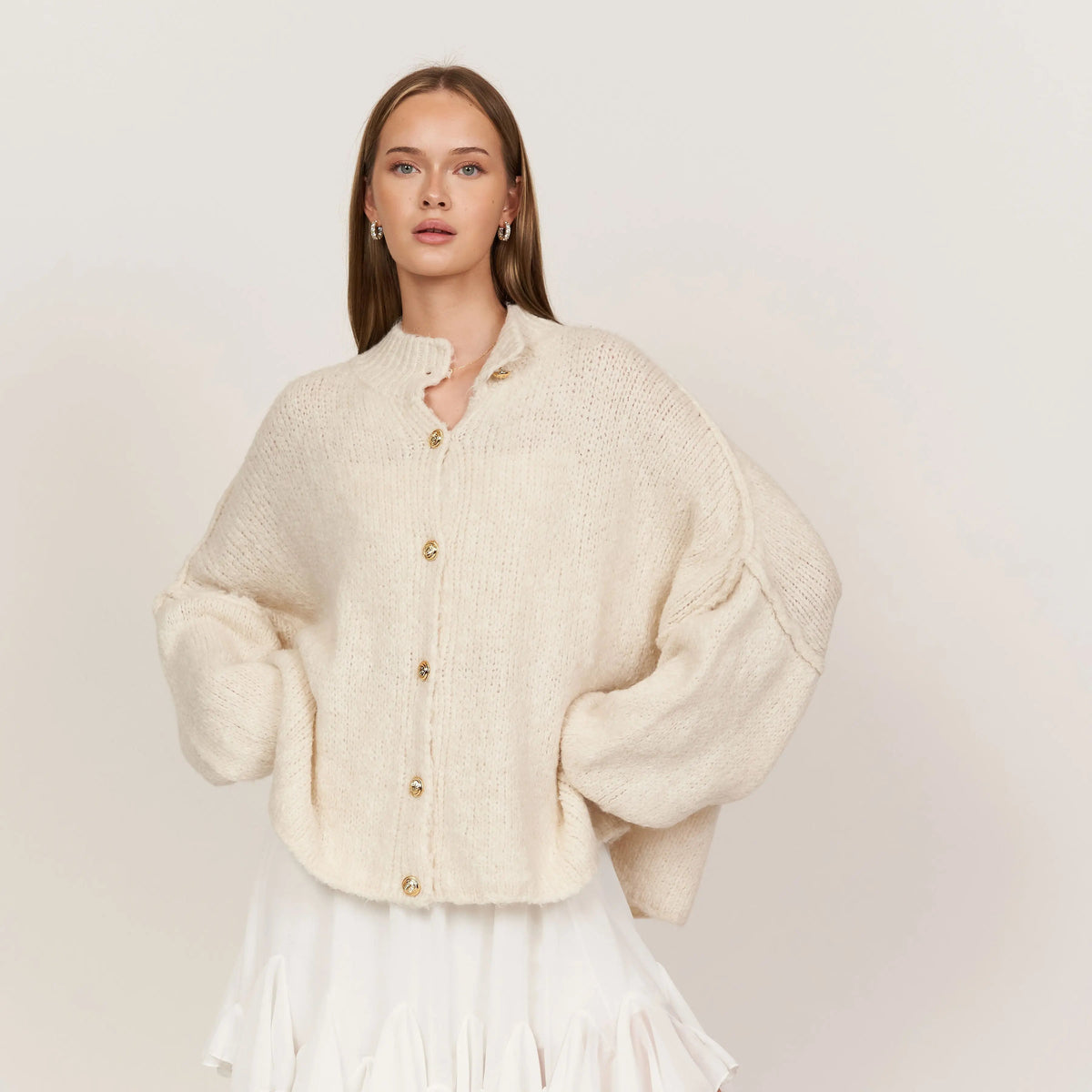 Women's oversized chunky knit cardigan with long sleeves and gold-tone buttons