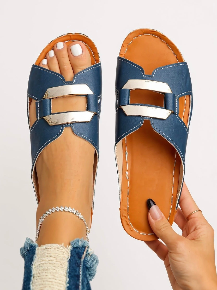 Sandales compensées à enfiler, à bout ouvert, avec boucle décorative