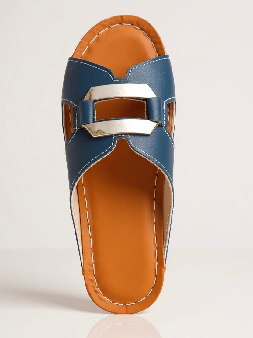 Sandales compensées à enfiler, à bout ouvert, avec boucle décorative