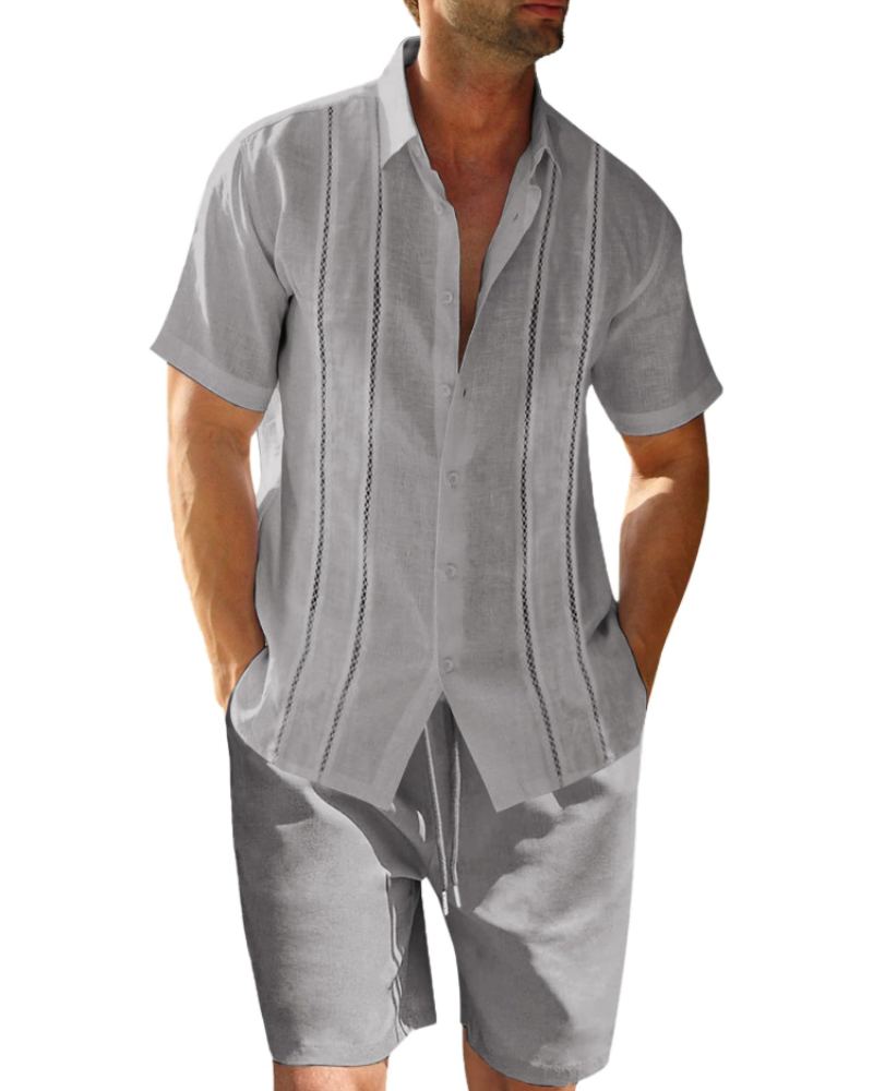 Ensemble deux pièces en lin composé d’une chemise à manches courtes et d’un short