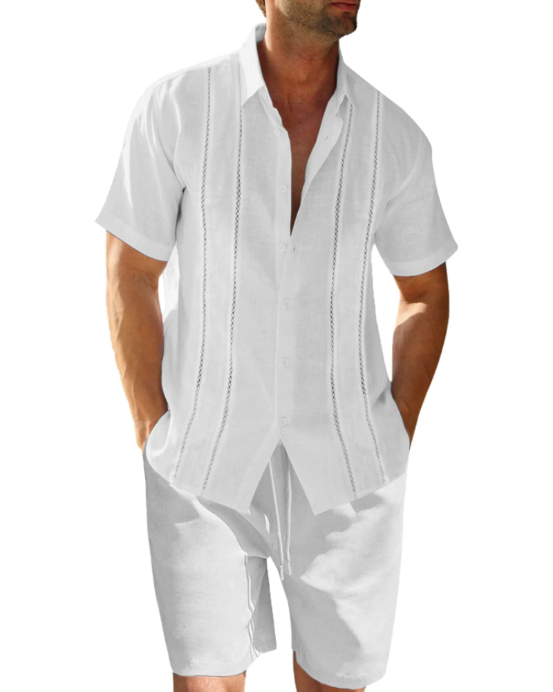 Ensemble deux pièces en lin composé d’une chemise à manches courtes et d’un short