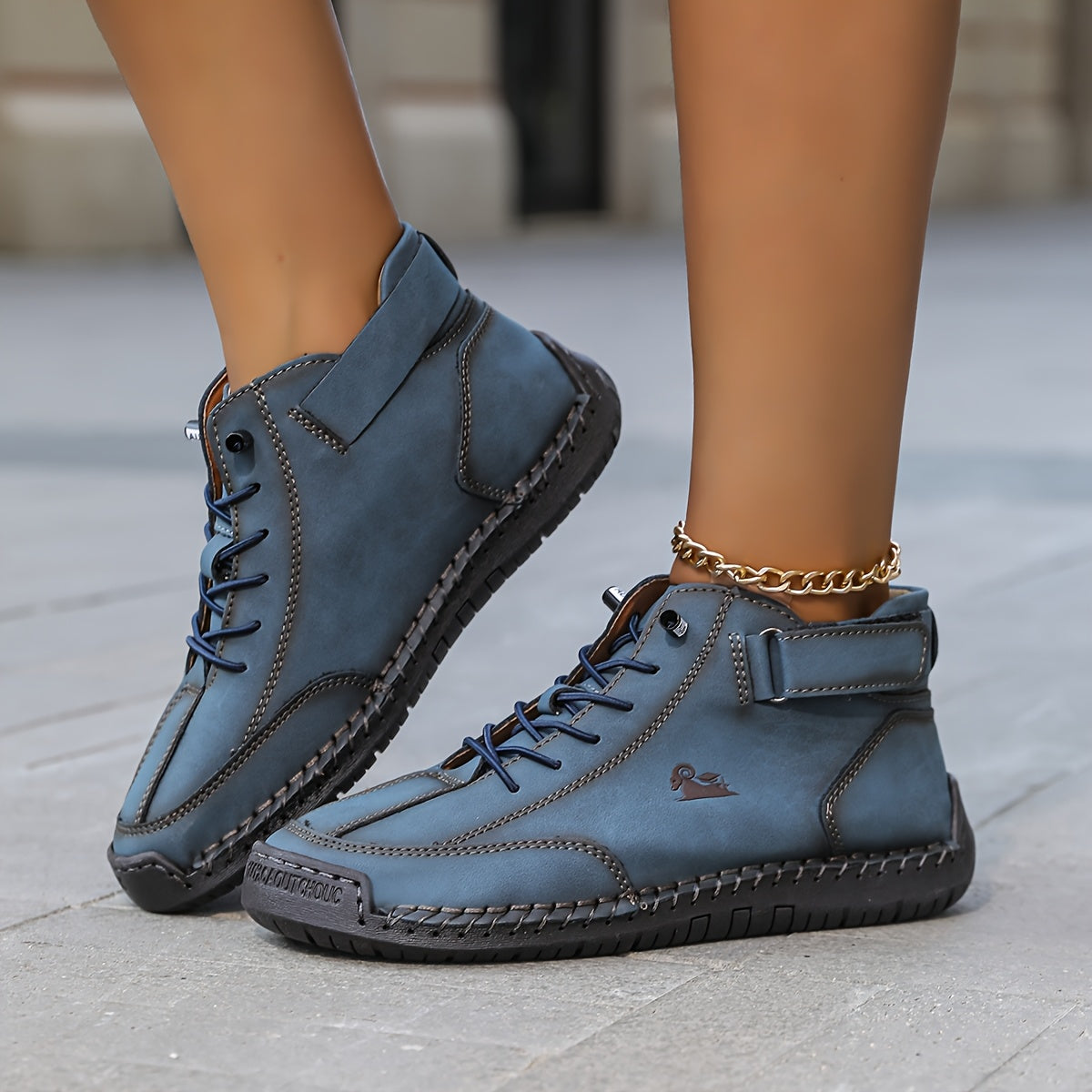 Women's ankle-high lace-up sneakers with rounded toes, ankle straps and contrast soles