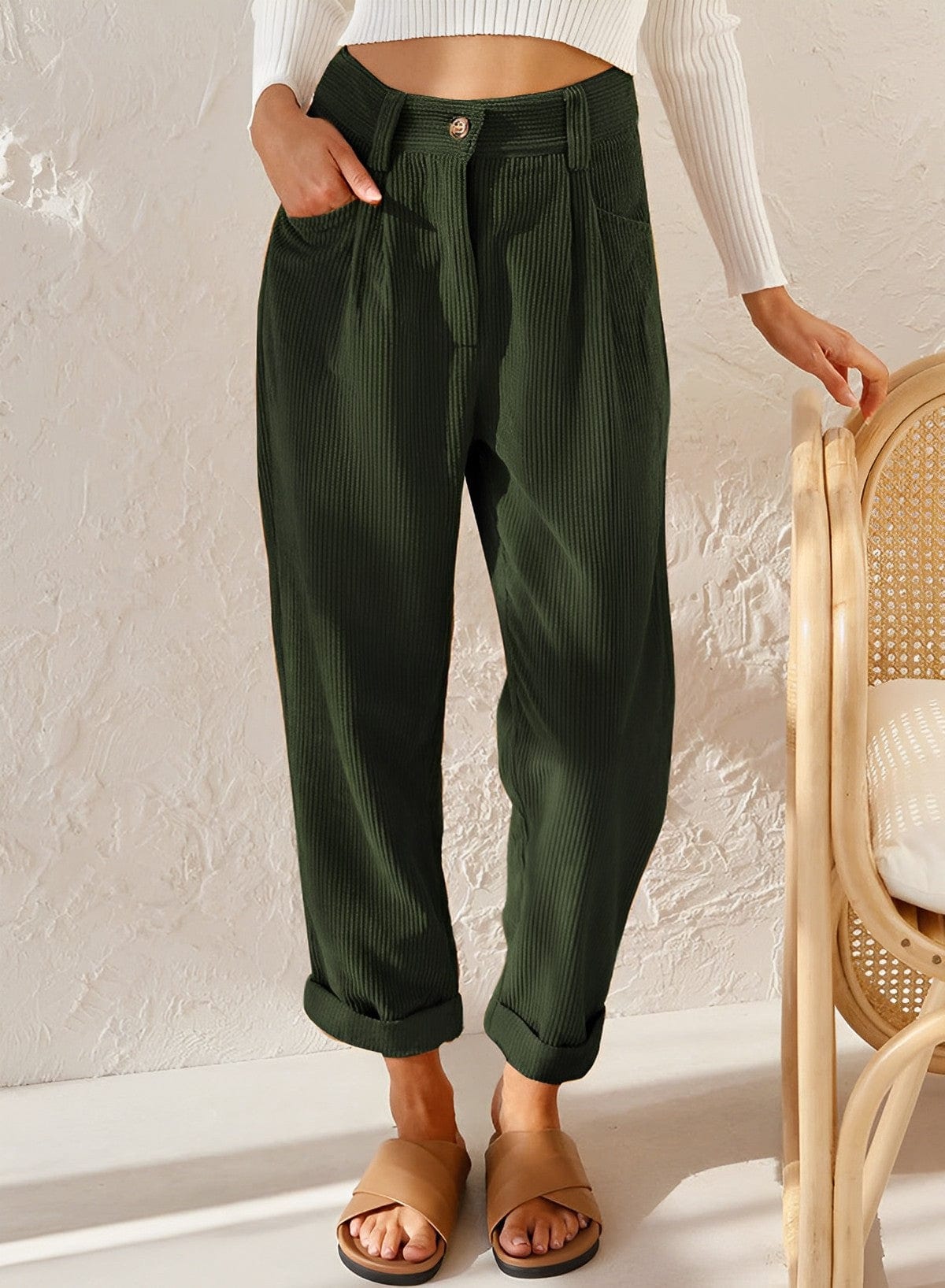 Women's high-waisted ribbed corduroy trousers with rolled cuffs