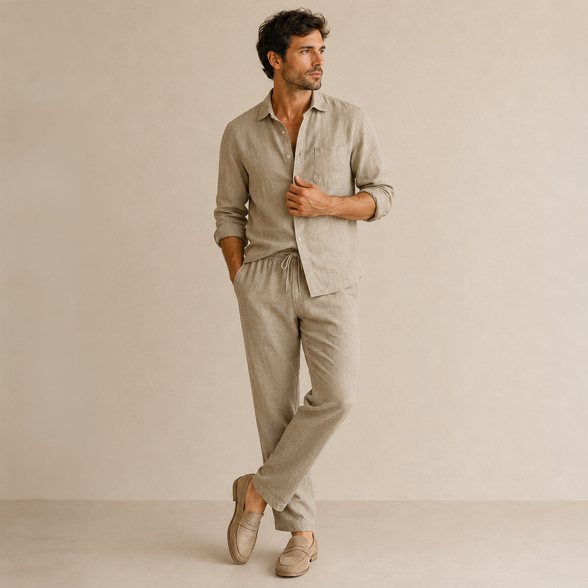 Ensemble deux pièces en lin composé d’une chemise à manches longues et d’un pantalon
