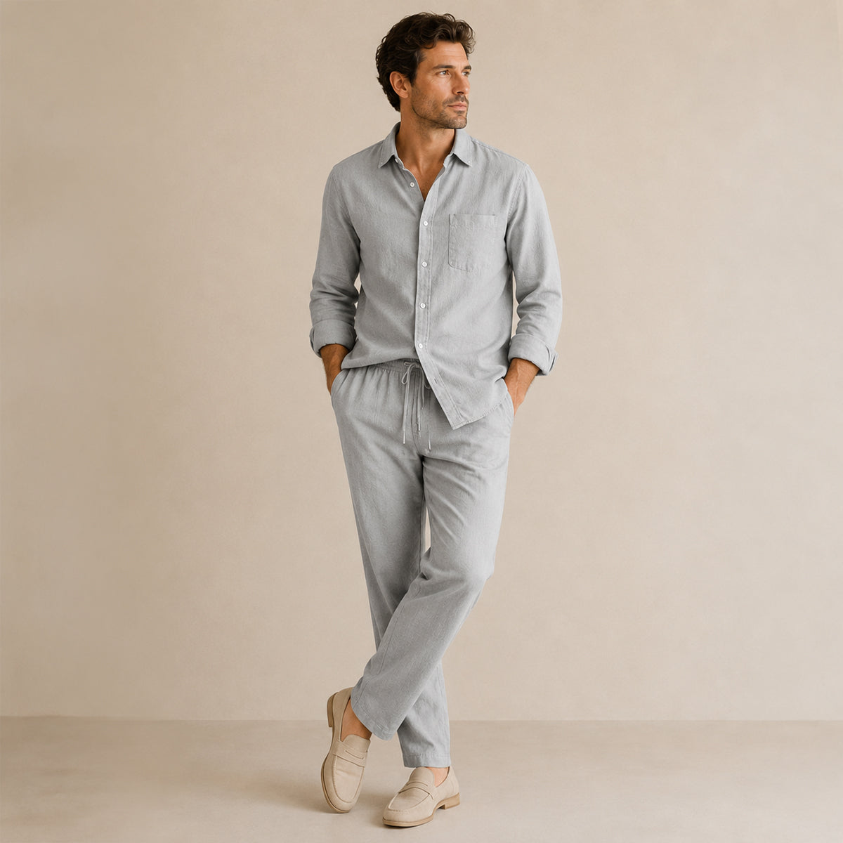 Ensemble deux pièces en lin composé d’une chemise à manches longues et d’un pantalon