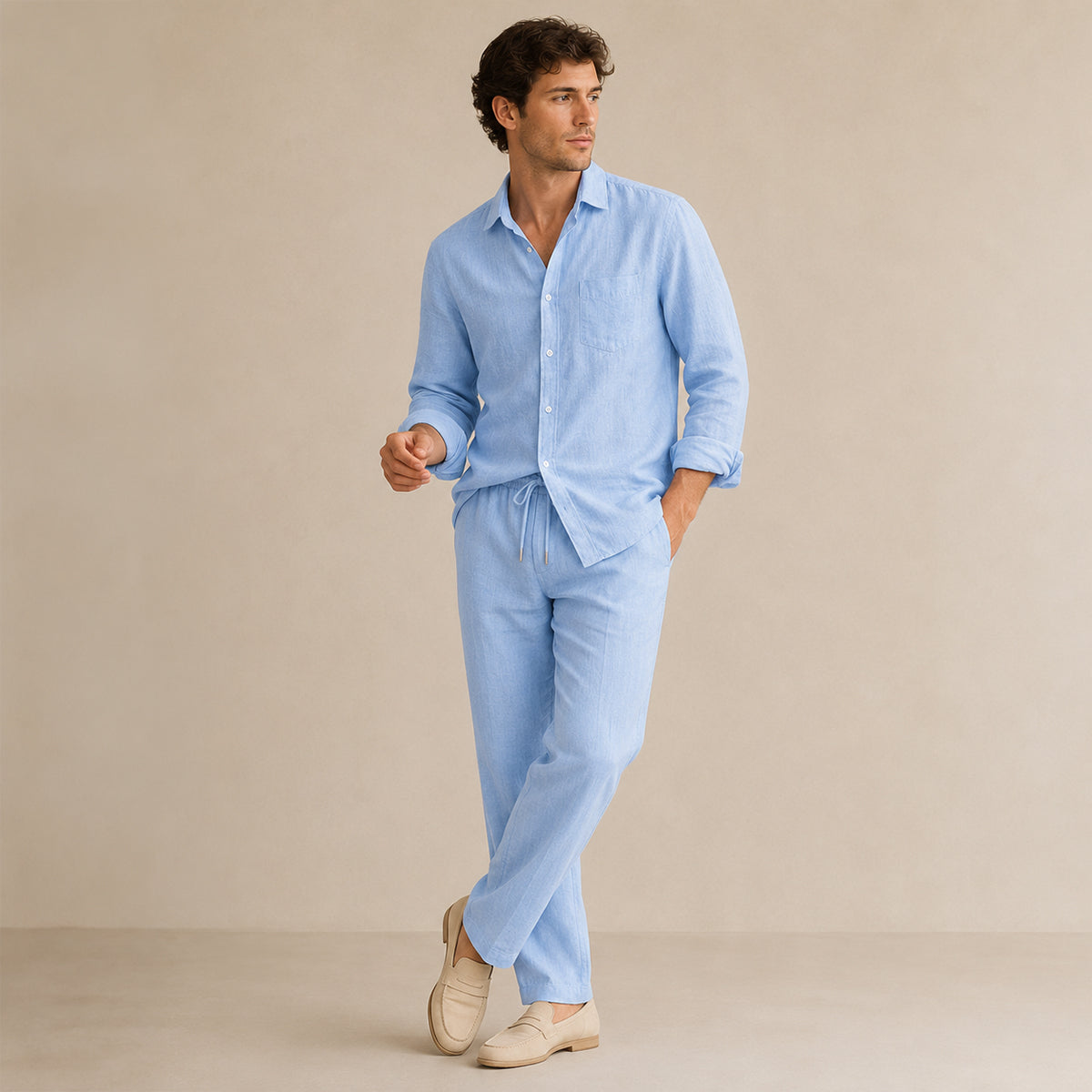 Ensemble deux pièces en lin composé d’une chemise à manches longues et d’un pantalon