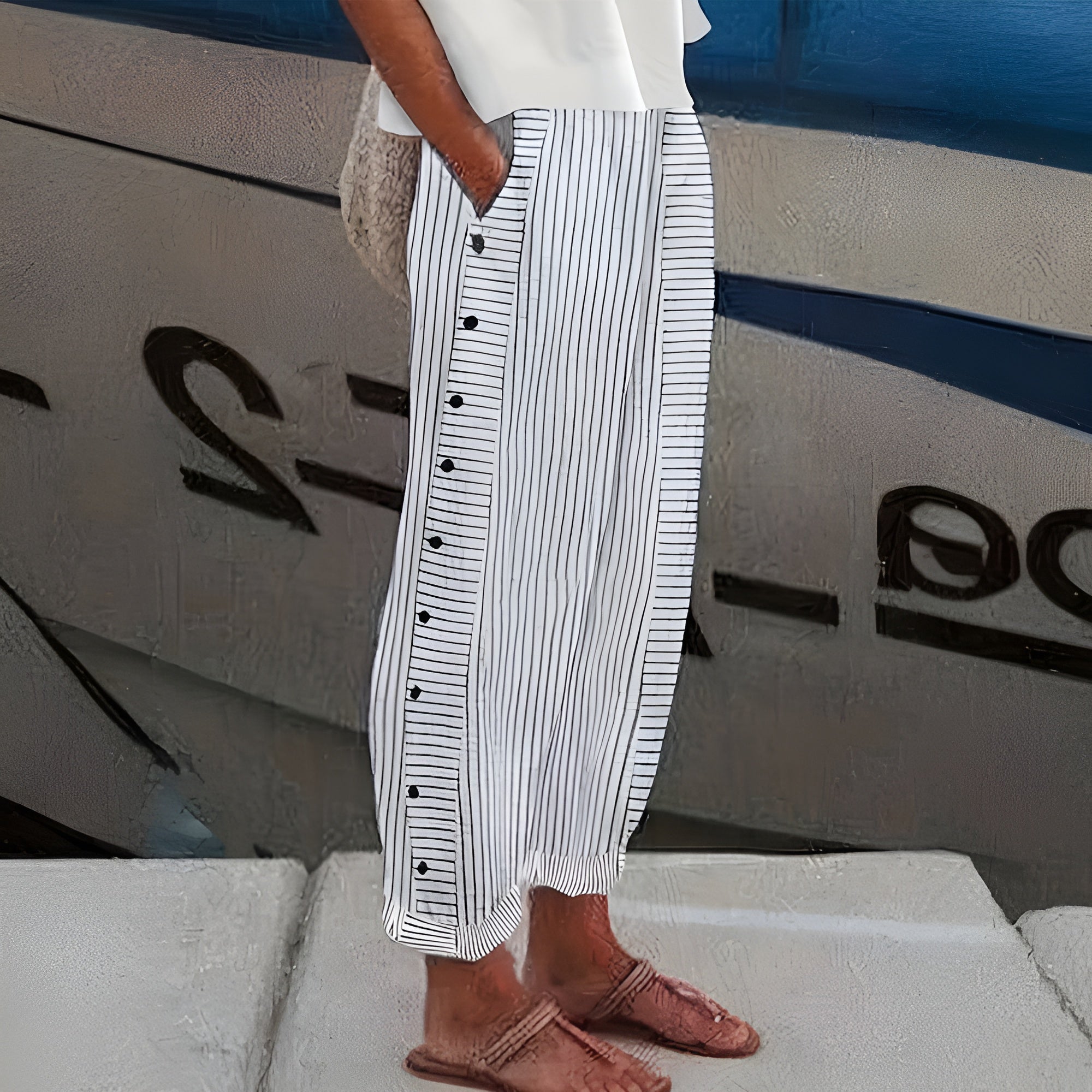 Pantalon large raccourci rayé, avec bordure de boutons