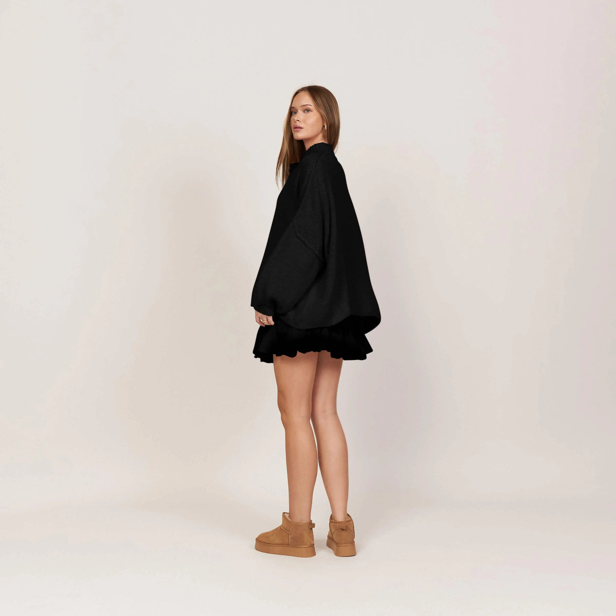 Women's oversized chunky knit cardigan with long sleeves and gold-tone buttons