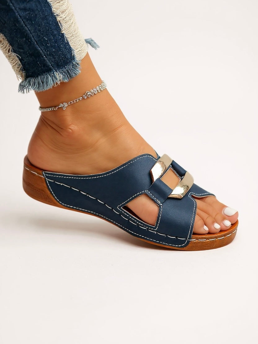 Sandales compensées à enfiler, à bout ouvert, avec boucle décorative