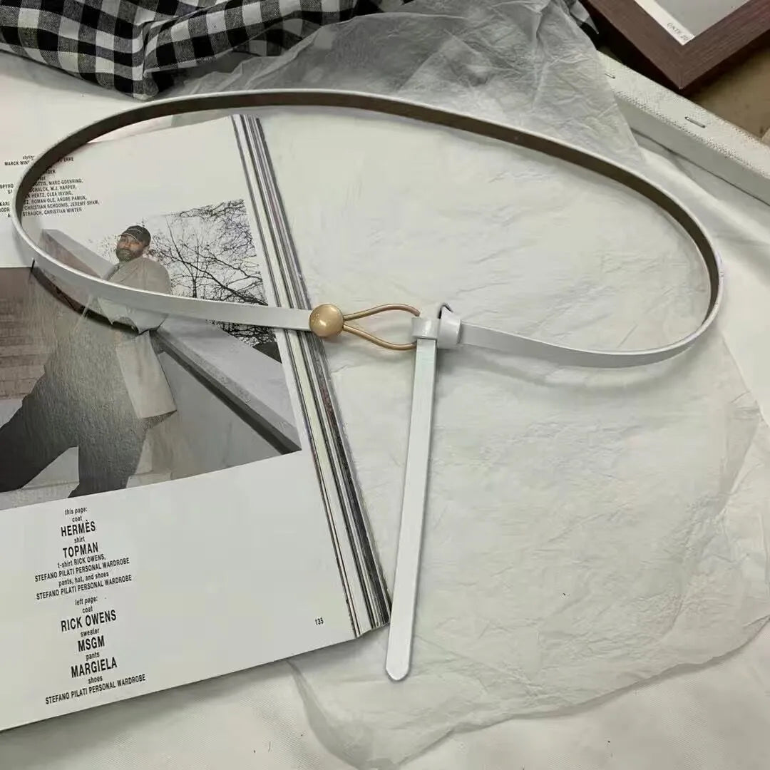 Ceinture fine pour femme avec fermeture à bouton et brandebourg