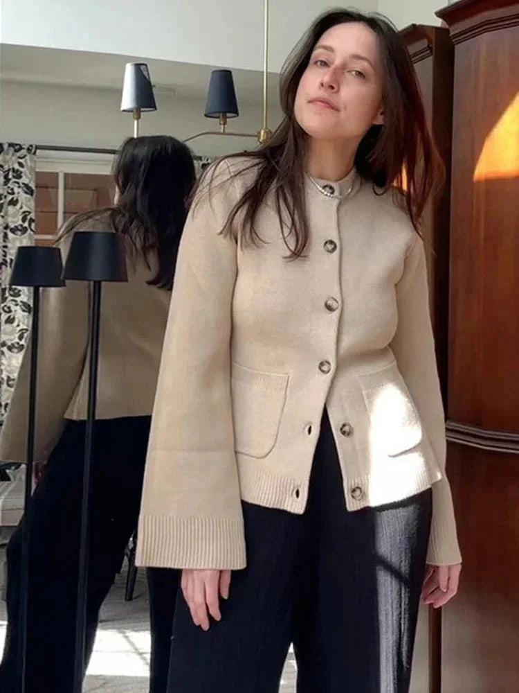 Cardigan en maille ajusté pour femme, boutonné, avec poches à rabat