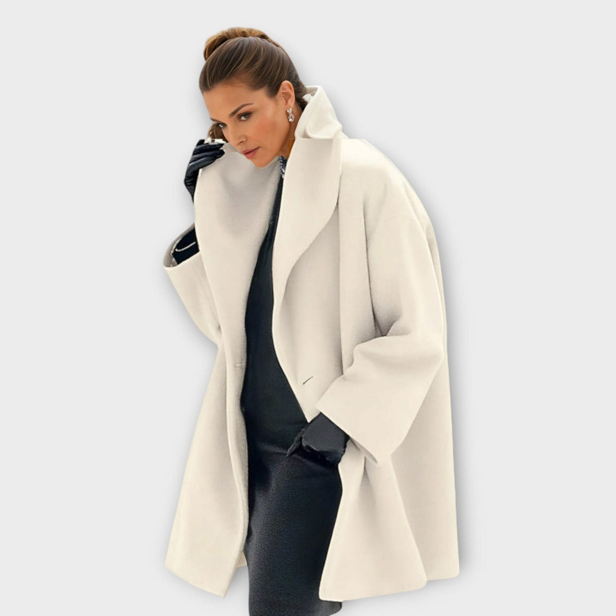 Women's open front coat with wide lapels and long sleeves