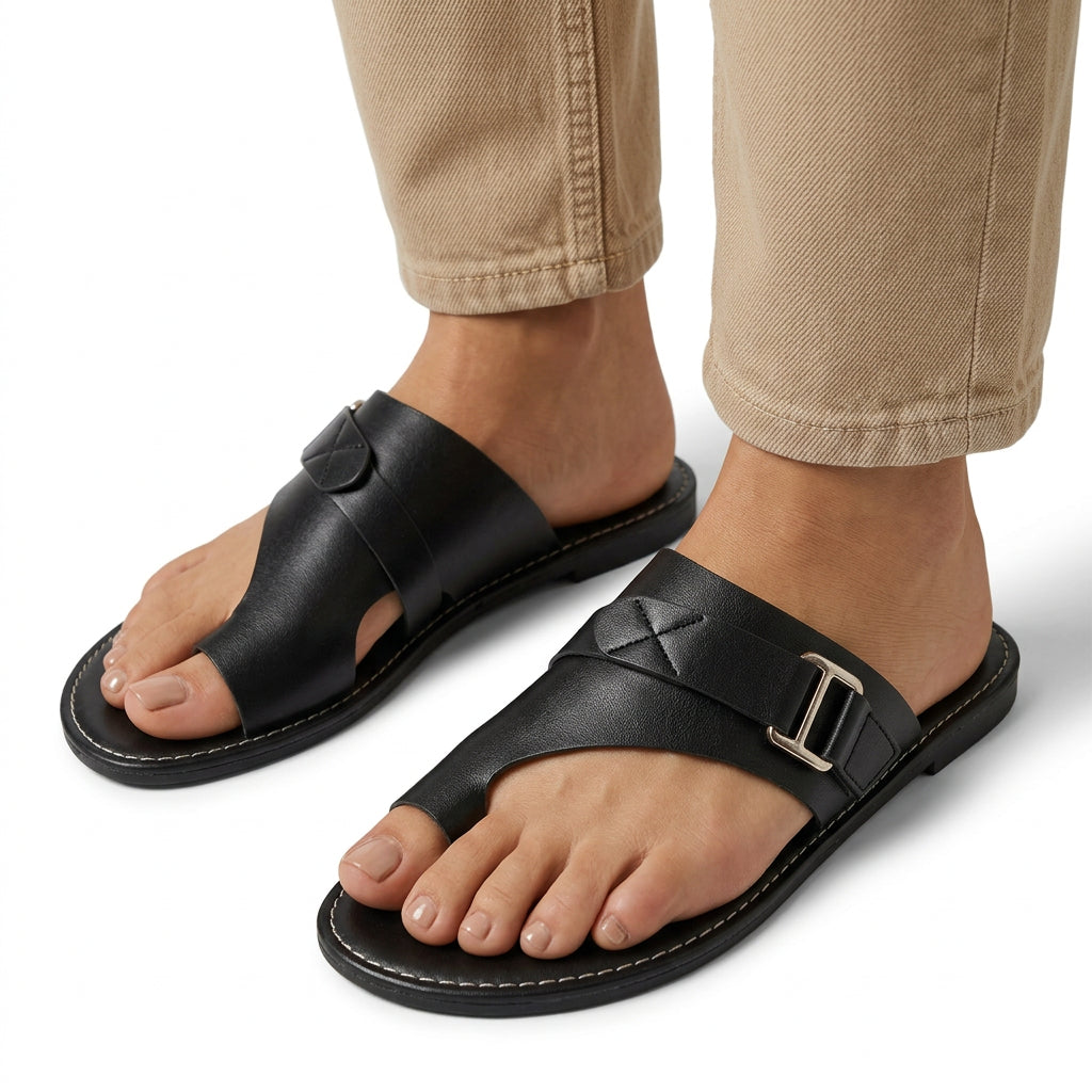 Sandales plates à enfiler avec anneau d’orteil et détail à boucle