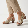 Sandales slingback ajourées à bout ouvert et talon carré