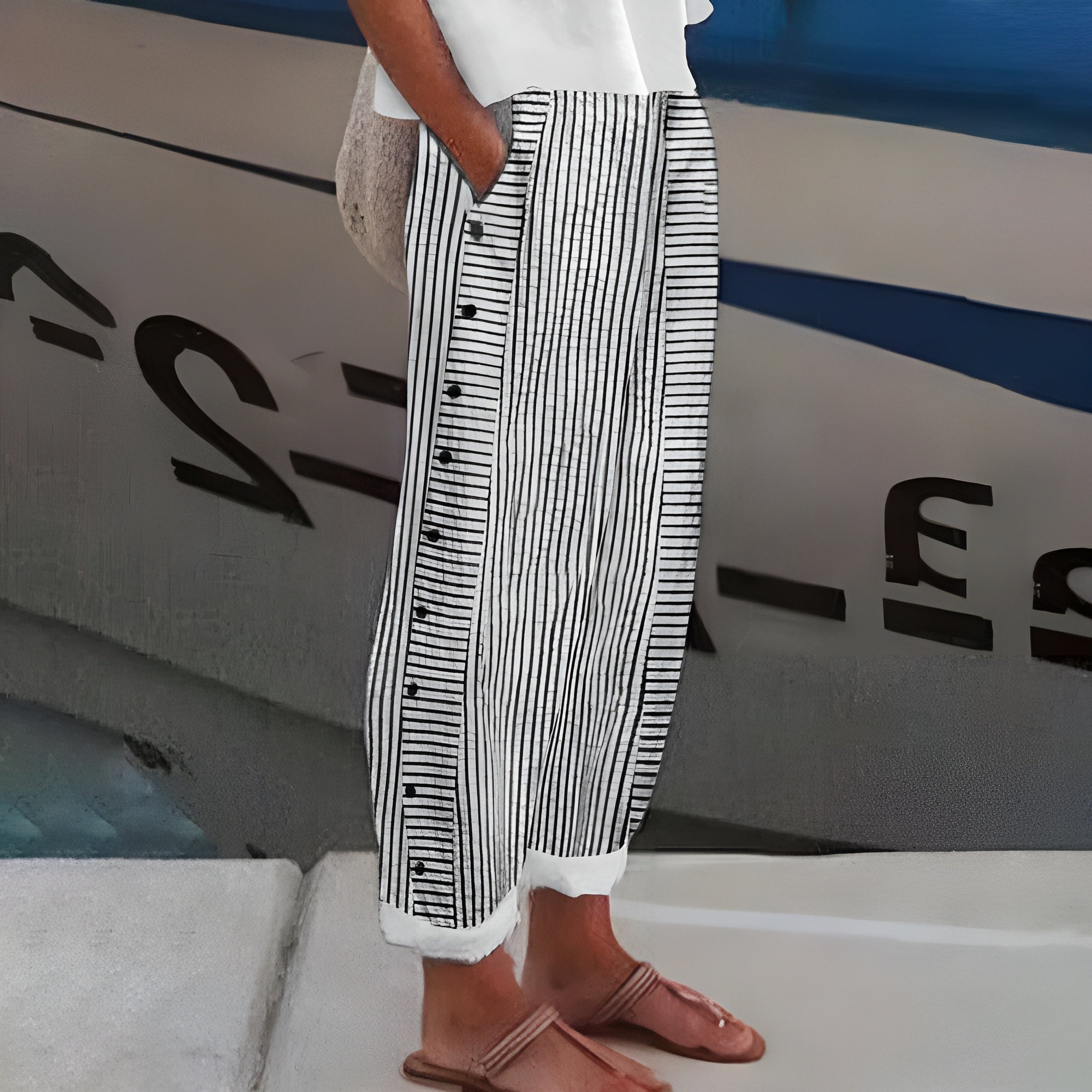 Pantalon large raccourci rayé, avec bordure de boutons