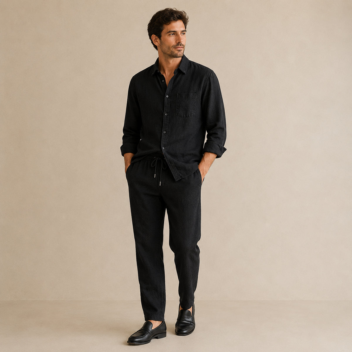 Ensemble deux pièces en lin composé d’une chemise à manches longues et d’un pantalon