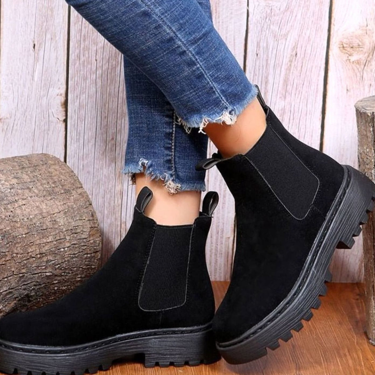 Women's Chelsea ankle boots with elastic side panels and chunky lug soles