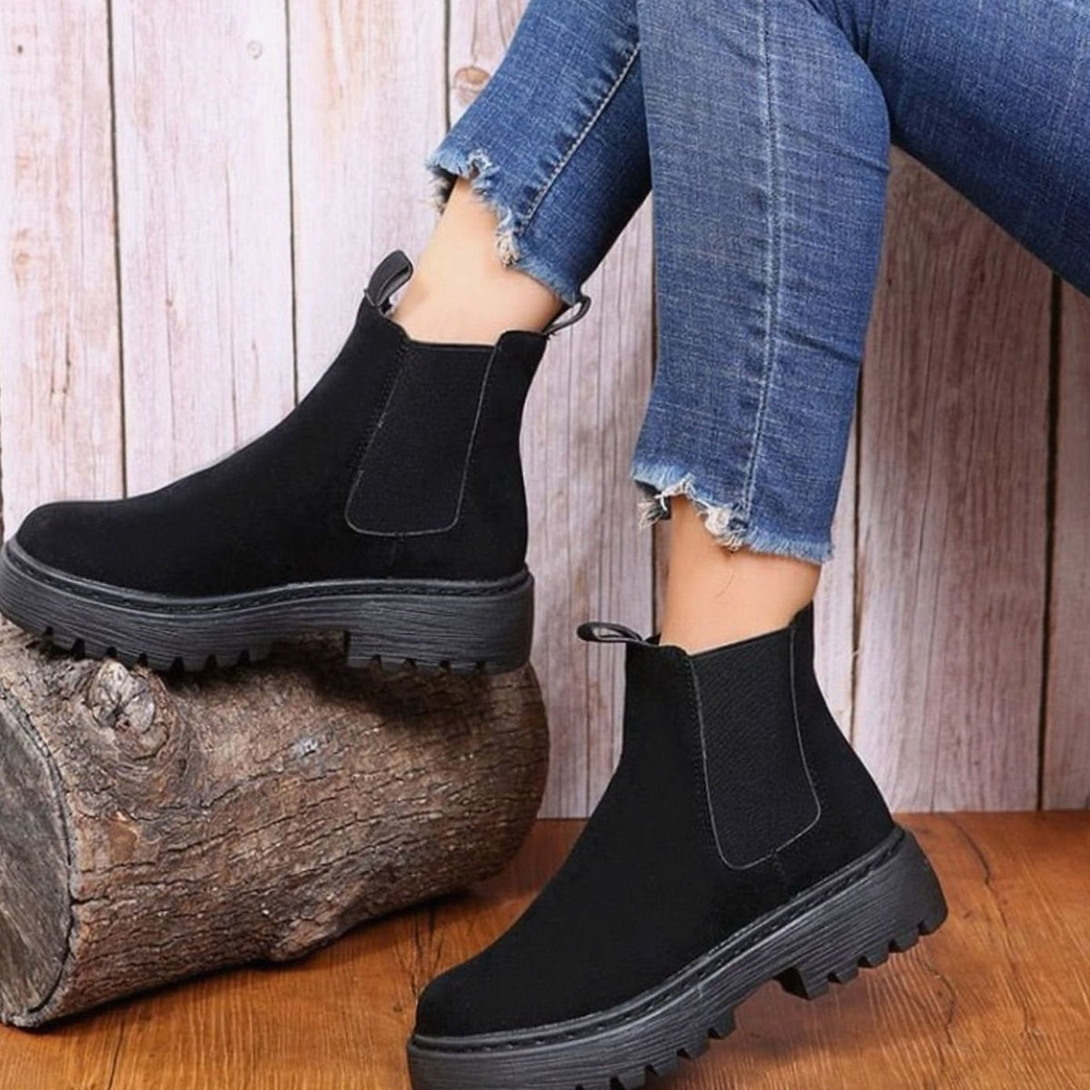 Women's Chelsea ankle boots with elastic side panels and chunky lug soles