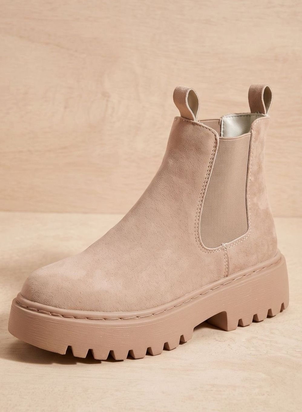Women's Chelsea ankle boots with elastic side panels and chunky lug soles