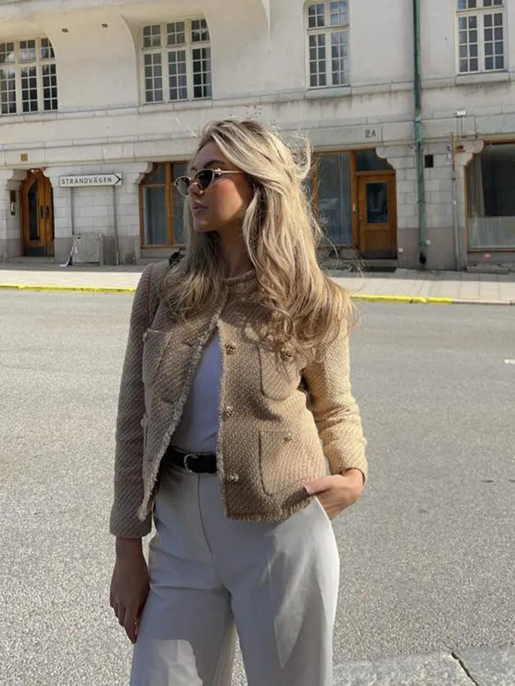 Veste en tweed pour femme à bords effilochés et boutons décoratifs audacieux