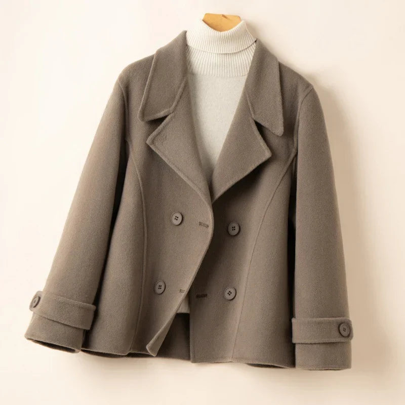 Women's short double-breasted coat with notch lapels, long sleeves and buttoned cuff tabs